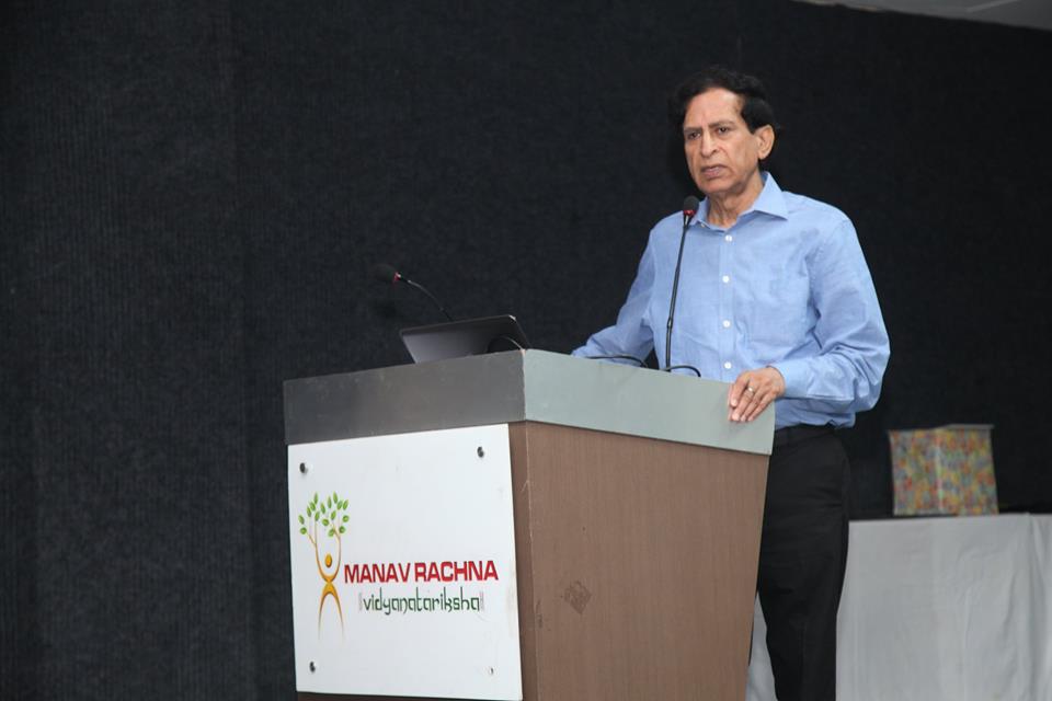 manav_rachna's tweet photo. International Yoga Day Celebrated at #MRIIRS
Peace and tranquility prevailed over the campus today as students and faculty members got together to practice yoga to mark the '#InternationalYogaDay'. Organised in association with Morarji Desai Institute of Yoga (#MDIY) https://t.co/0apuBMMKn0