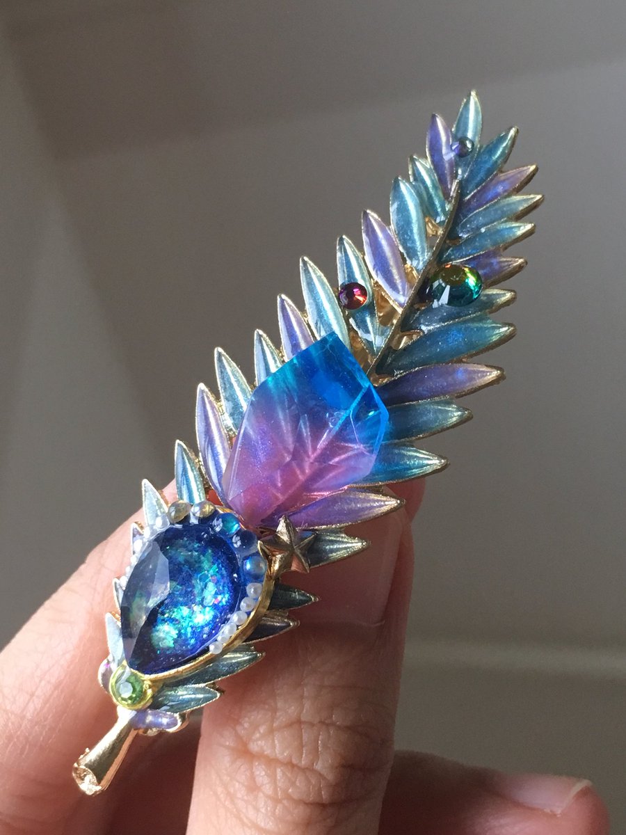 Mari Melgem 魔女工房bitty Twitterren 完売してた 蜜鳥の羽根 夢鉱石のバレッタを追加しました T Co Ynjcamdt 今 委託販売用にも4つくらい作ってます レジン レジン作品 鉱石レジン 羽根 バレッタ まとめ髪 ヘアアレンジ Minne 魔法アイテム