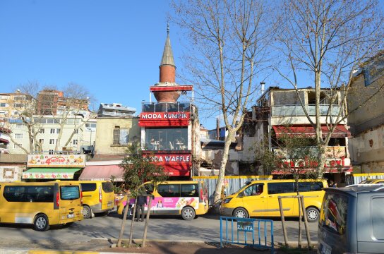 hilmiturkmen34's tweet photo. Etrafındaki çarpık yapıların arasında kaybolmak üzere olan Üsküdar'ın 512 yıllık Selman Ağa Camisi’ni, Üsküdar Meydan Projesi kapsamında çevresindeki yapılaşmadan kurtararak günyüzüne çıkardık. Dün gece son yapı da yıkıldı, camiimiz yeniden özgür. Üsküdar��mıza hayırlı olsun! https://t.co/VzQsYzhanC