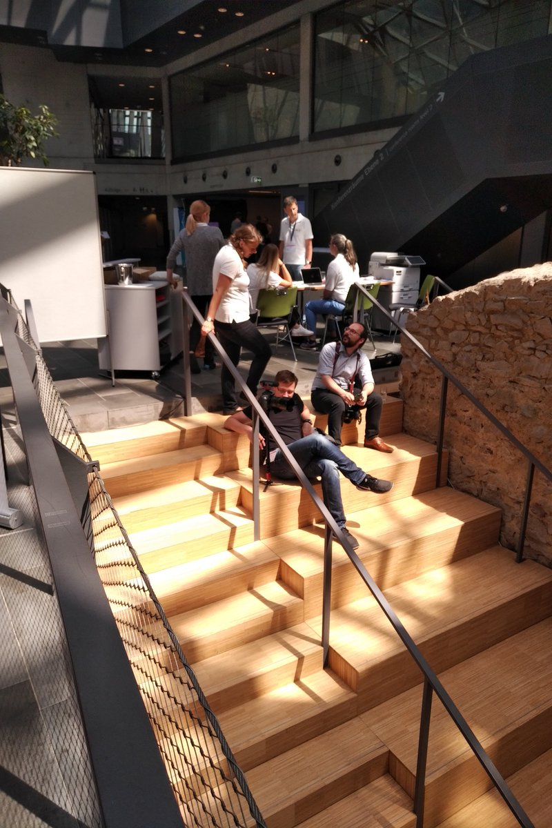 fritandr's tweet photo. Ein seltener Moment. Die Photographen machen eine kurze Pause. #dnug45 https://t.co/J4FgSP3BGi