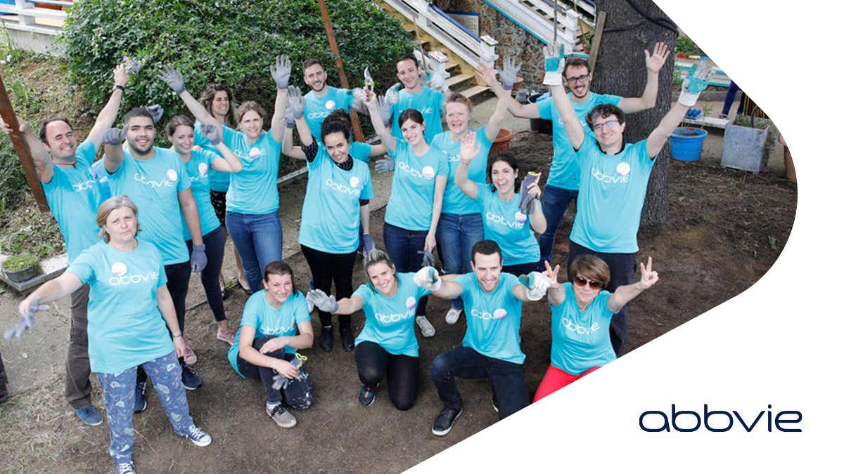 AbbVieFrance's tweet photo. #AbbVieGivesBack Les collaborateurs bénévoles mobilisés pour créer l'espace Loisirs-Enfants de la boutique #solidaire Chic On Ressource à @VilleVillejuif !  Crédit photo : @DureuilPhoto https://t.co/XjtsP4Qte0