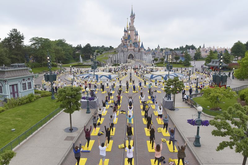Retour sur le #InternationalYogaDay2018 à <a href="/DisneylandParis/">Disneyland Paris</a> dans l'article presse : news.disneylandparis.com/blog/2018/06/2…