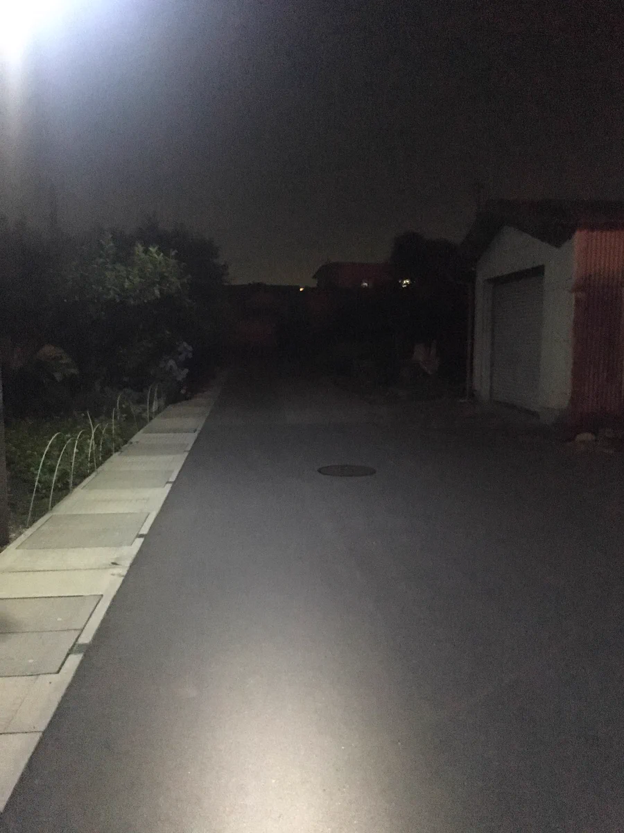 これは怖いｗ夜道を自転車で走行中に視界に入った謎の白い影の正体！