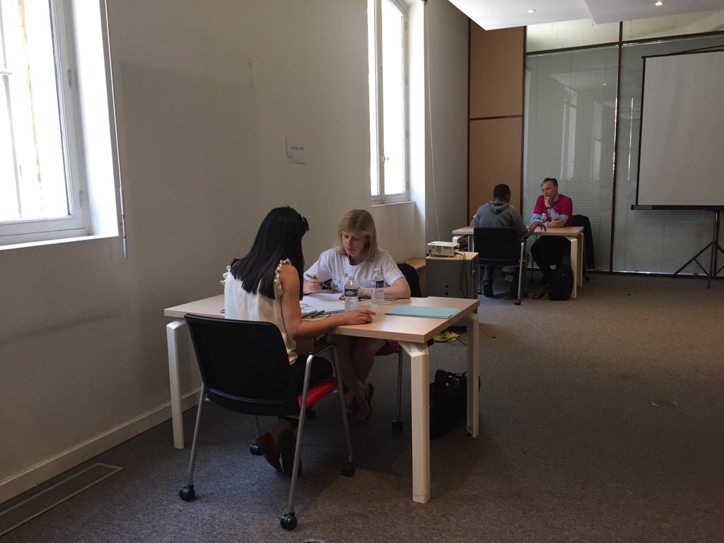 KodikoFr's tweet photo. La simulation d’entretien est une excellente opportunité que propose #AXAAtoutCoeur à nos bénéficiaires pour qu’ils s’entraînent à pitcher leur projet professionnel ! 💼😊
#refugee #solidarity #help @AXA #socinn #socim #ESS #RSE https://t.co/yQOiHDKSvi