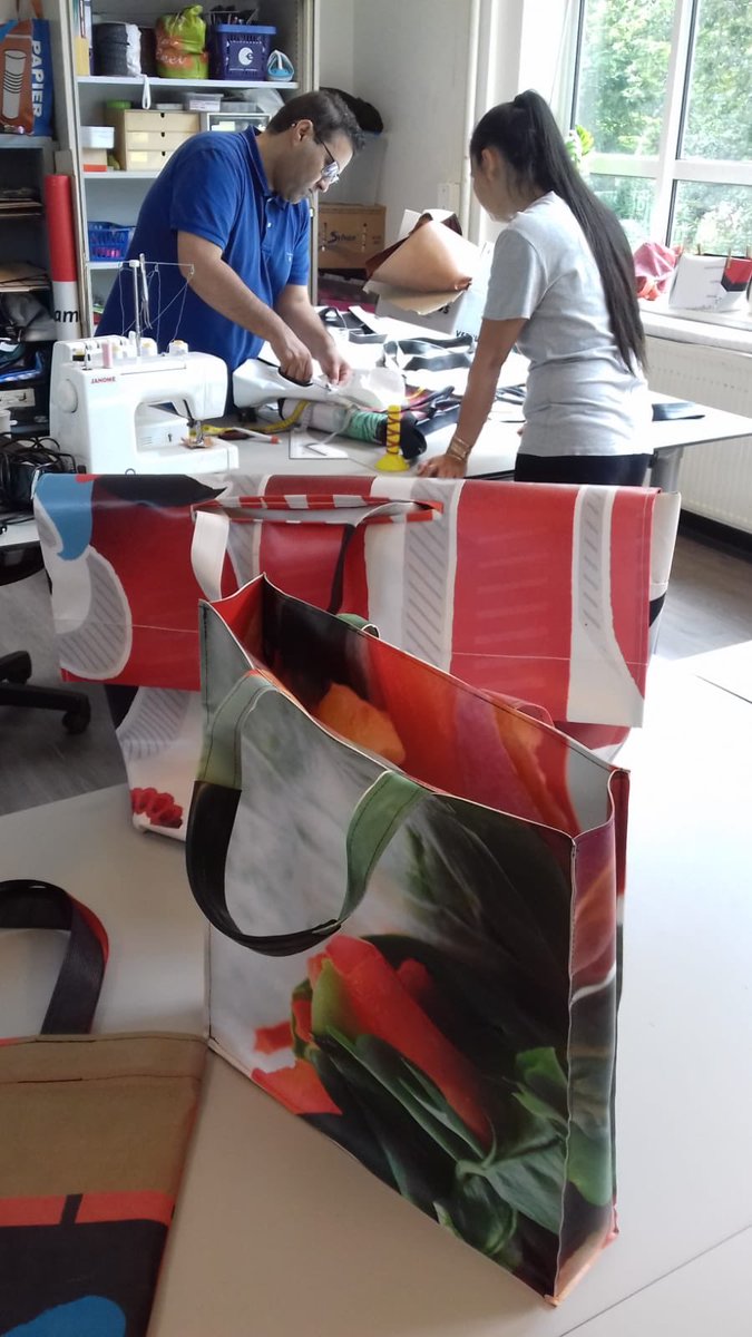 DoGoodMarket's tweet image. Zondag a.s 3e editie #DoGood #market met sociale, creatieve en duurzame producten uit werkplaatsen en kleine ondernemers. Natuurlijk met muziek, lekker eten @Van_aken_ en ook @social_label_ is open. Zien we je zondagmiddag?