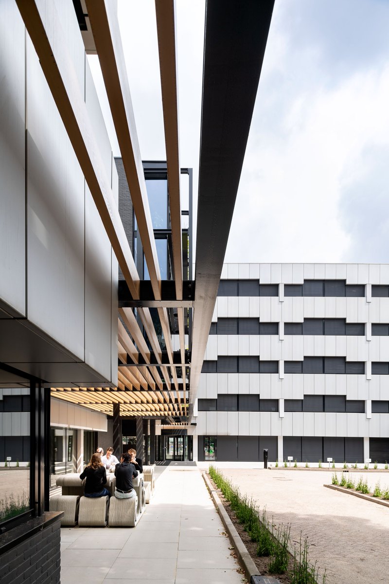 We zijn trots op de renovatie van het kantoorgebouw De Leeuwenbrug van ingenieursbureau Witteveen+Bos in Deventer. Zie het project op onze website: studiogroenenschild.nl/nl/project/wit…