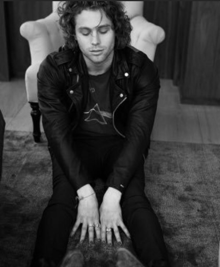 moonsgfg's tweet photo. EXCUSE ME LUKE https://t.co/TNyxGf7xJL