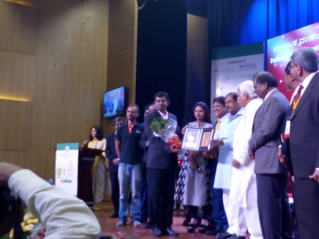 FKCCI_B's tweet photo. The Award winners for the evening.

#CSR #fkcci #Bangalore https://t.co/6zoqpZpa2U