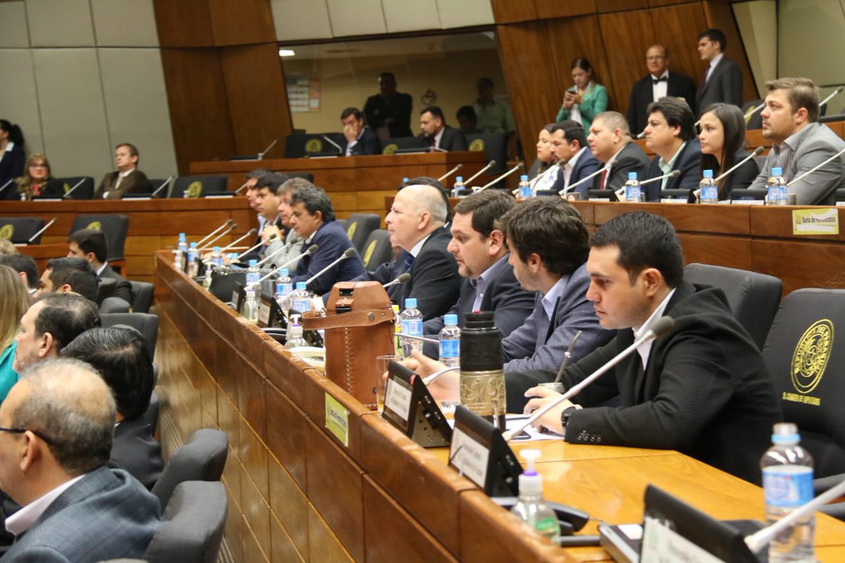 DiputadosPy's tweet photo. Inicia la Jornada Legislativa con los diputados electos. El doctor José Antonio Moreno Ruffinelli brinda una charla sobre Derecho Constitucional y rol del Parlamentario.

Estamos en vivo, por Radio y TV Cámara! https://t.co/BCsUr3jmS7