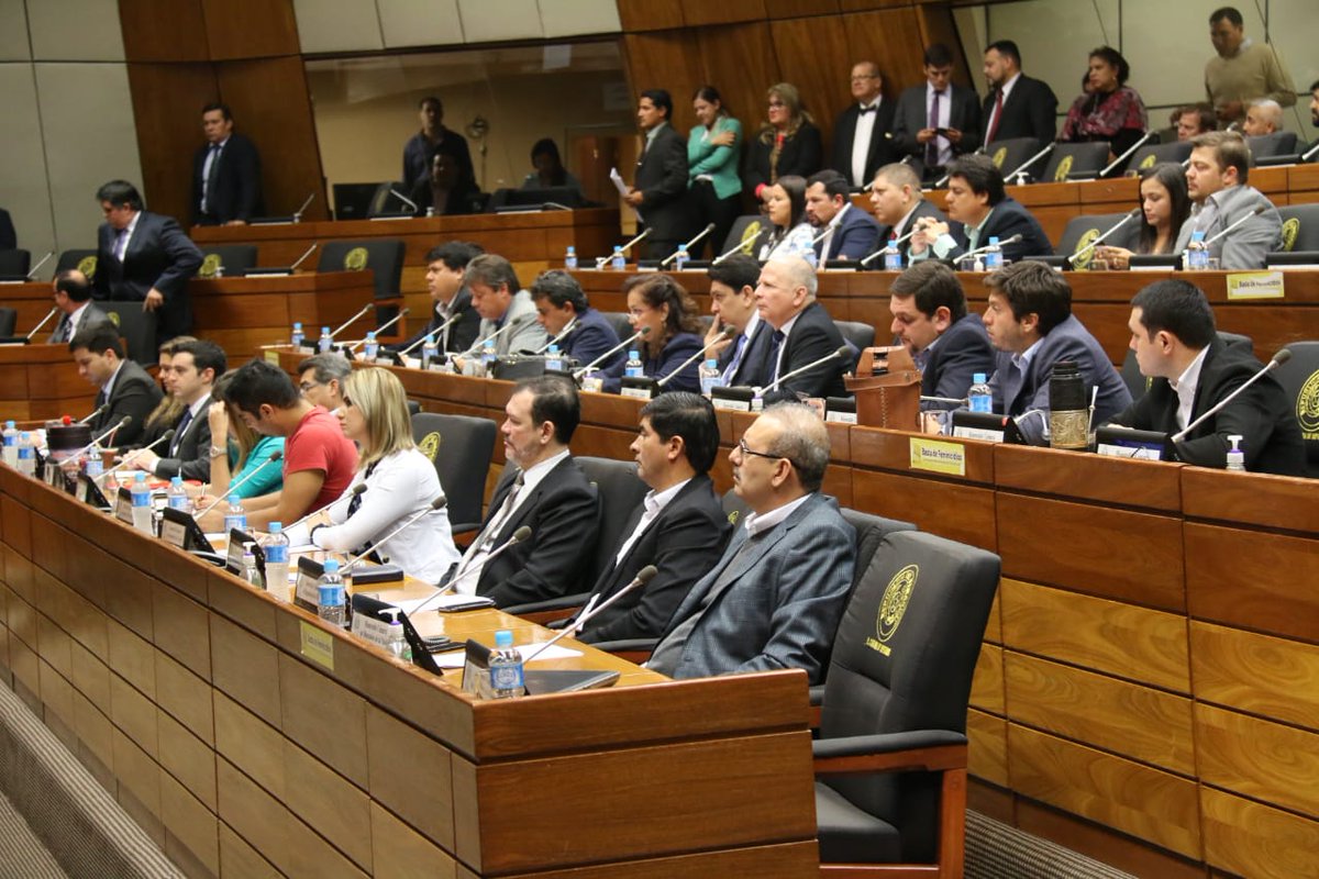 DiputadosPy's tweet photo. Inicia la Jornada Legislativa con los diputados electos. El doctor José Antonio Moreno Ruffinelli brinda una charla sobre Derecho Constitucional y rol del Parlamentario.

Estamos en vivo, por Radio y TV Cámara! https://t.co/BCsUr3jmS7