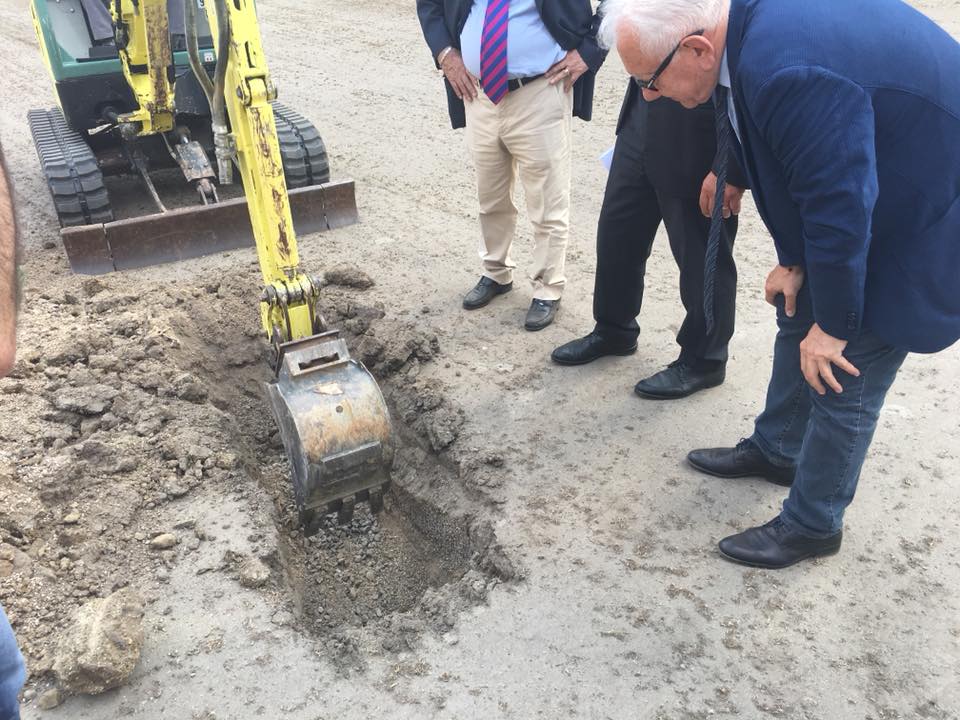Giorgio_RossiTs's tweet photo. Sono andato a conoscere l’impresa #VivaiLatiniFioritache che si sta occupando del manto erboso dello #StadioRocco. Con i nostri tecnici abbiamo controllato gli interventi in atto e confermato il cronoprogramma dei lavori. Poi un piccolo passaggio al #Grezar per alcune verifiche. https://t.co/bADuKQueFX