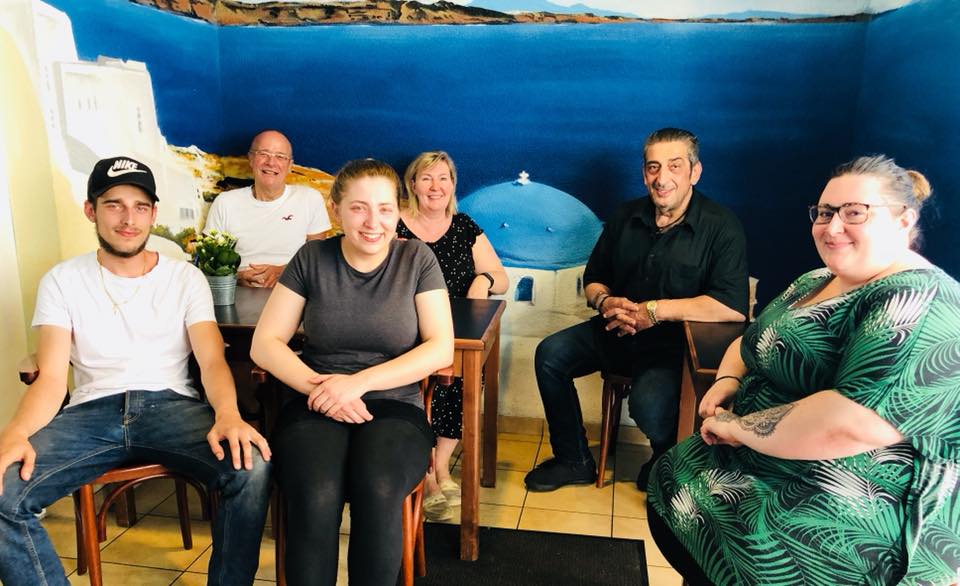 Wer kennt sie nicht, die Taverne? DIOs Taverne ist eine Institution im Viertel.

Nach 25 Jahren zieht sich Familie Tsanakidis nun aus der Gastronomie zurück. Am Samstag wird der Abschieds-Uzo getrunken.

Ihr wisst, was zu tun ist!