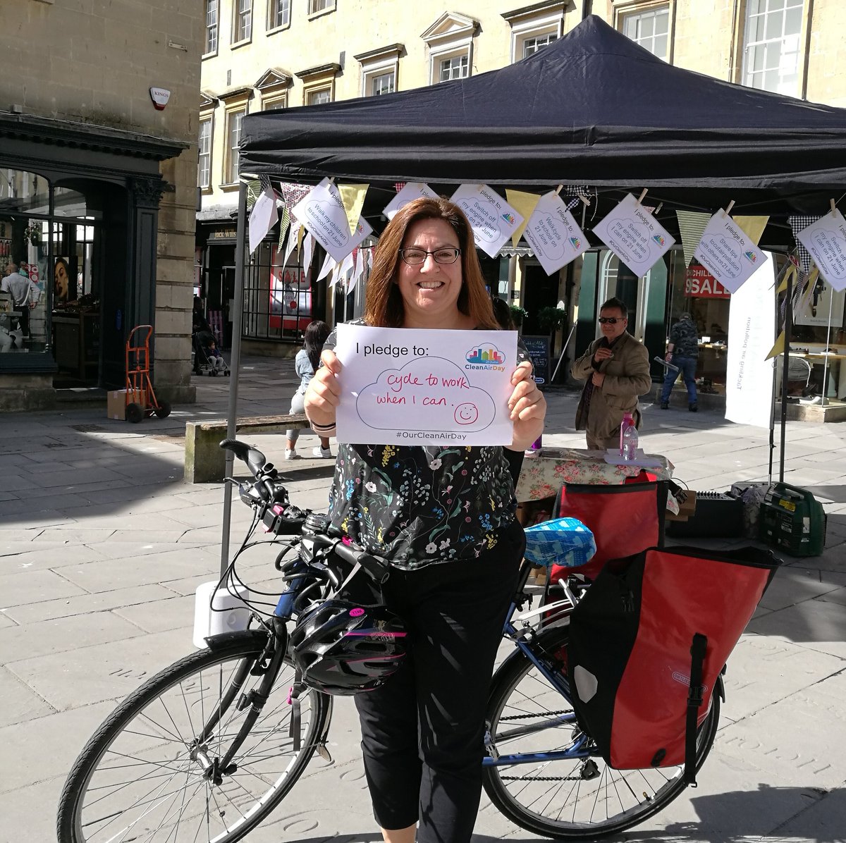 GreenBathNES's tweet photo. First pledges being made at the Milsom St #OurCleanAirDay pop-up. We've got air quality &amp; public health experts on hand to answer questions &amp; some electric cars parked up. #CleanAirDay https://t.co/I8Fpt79WFQ