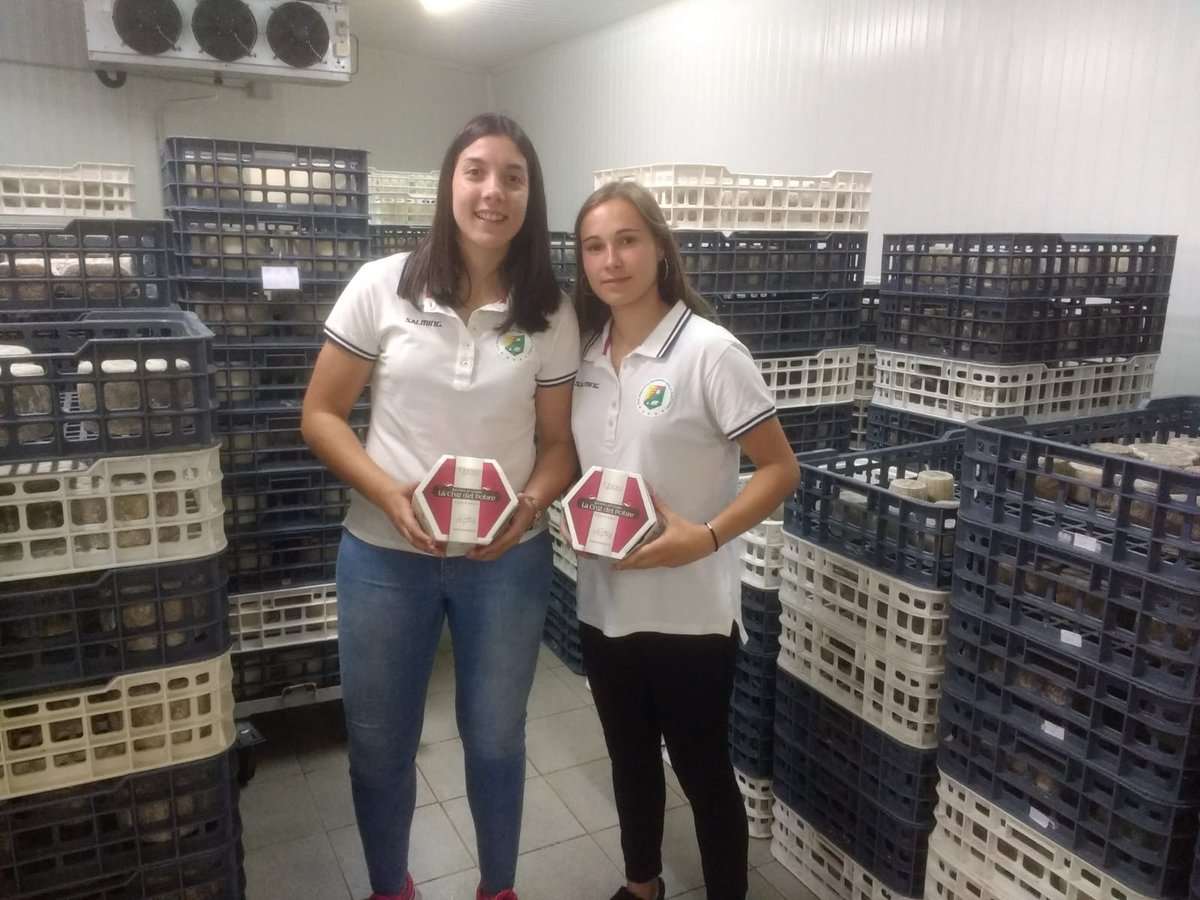 Visita de nuestras jugadoras @menchu47 y Ana a las instalaciones de la Queseria @Lacruzdelpobre empresa asociada dentro de @alimentosVALL @Dip_Va #trabajandosiempreconlosmejores