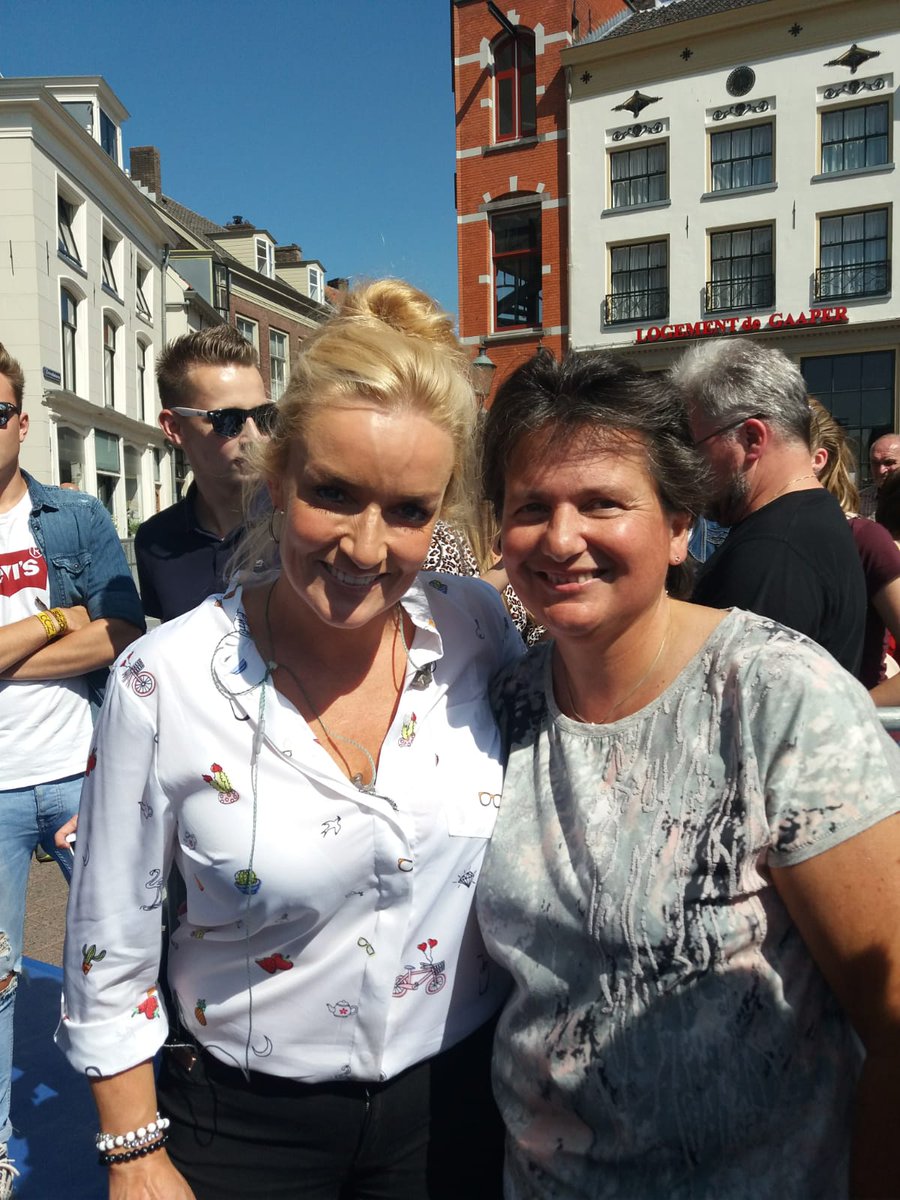 HermienBeekink's tweet photo. @Samantsteenwijk Super leuk je gezien te hebben bij Muziekfeest op het plein in Amersfoort, jammer dat je maar 1 nummer zong..
Maar gelukkig heb ik je in de middag ook zien optreden👍Je gaat goed kanjer en het is je gegund.
 Bedankt dat je op de foto ging👍😘💋💋💋 https://t.co/ALA63pCpaN