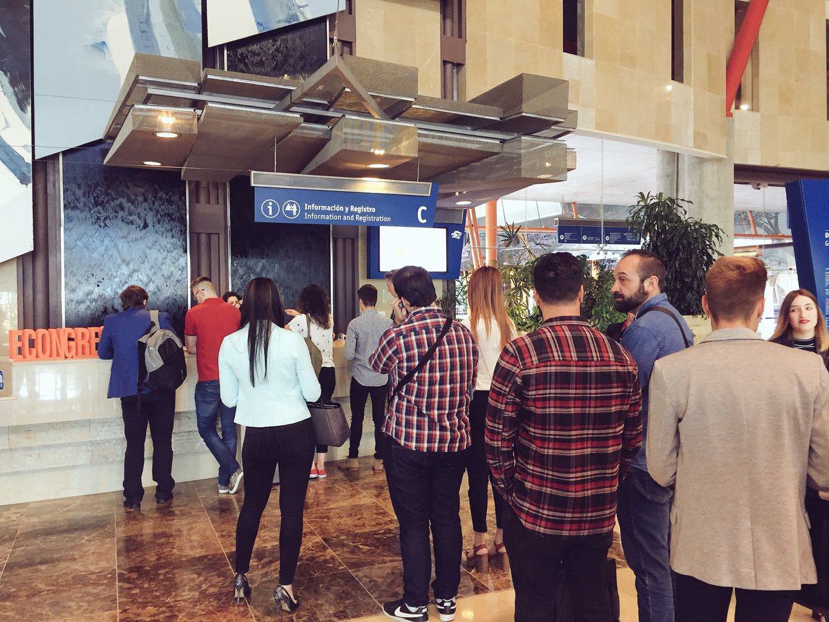 eCongressMalaga's tweet photo. ¿Os acordáis? Nuestras #azafatas en la entrega de acreditaciones y bolsas de bienvenida a los asistentes del VI #eCongress18
#ecommerce https://t.co/b1v0i27oAm