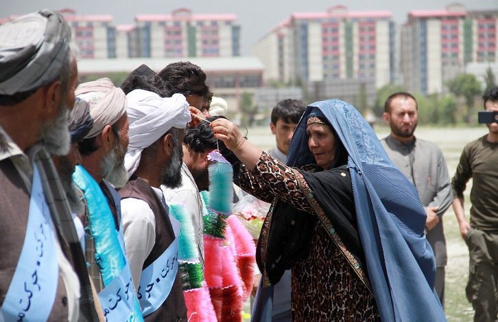 This woman, this mother! Zoom in at her face, it carries a nation’s weight of pain & hope for a better Afghanistan.  A shared history, a shared pain & a collective desire to end violence & war through an inclusive & sustainable peace. #HelmandPeaceMarch foto frm @Humayoonbabur