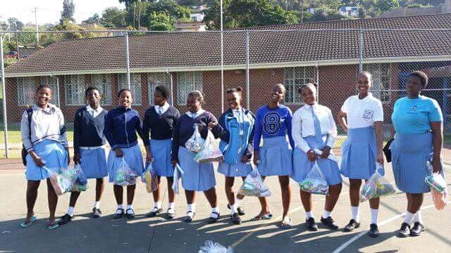 ChaukeDumisani1's tweet photo. Thank you Jessica Khomo from the KwaZulu-Natal Kingdom Stars netball team for assisting us with the distribution of pre-loved takkies to these netball players from Nhlanhlayethu High School in KZN. #each1Help1 ๐๐ #empoweringYoungGirls ๐๐ https://t.co/6llF2vi5k7