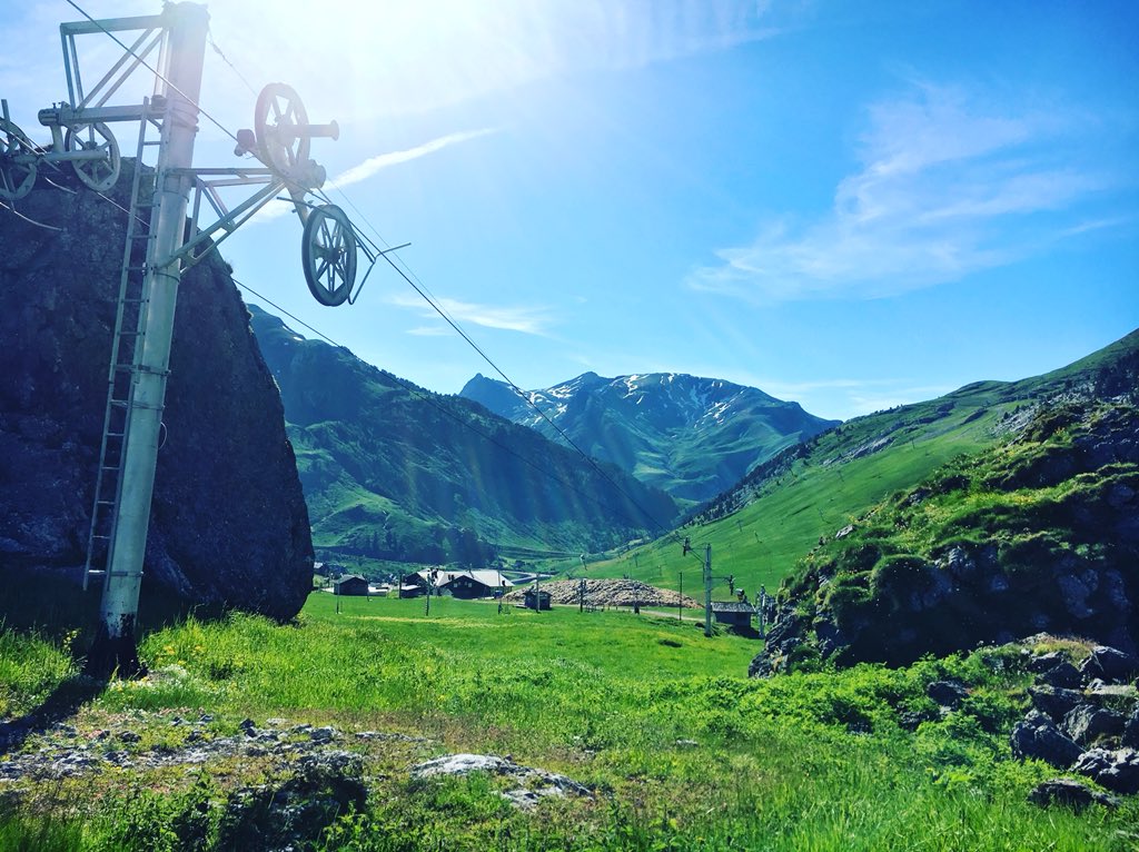 candanchuesqui's tweet photo. #HolaVerano ☀️⛰🌲😎
¡Ya estás aquí! ¿Sabéis en qué pista estamos? 
#excursionesdeverano #senderismo #pirineoaragones #verano #vistasinmejorables #valledearagon https://t.co/E3YBsZWgi8