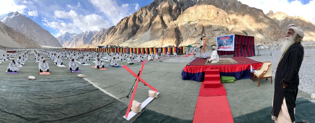 sundar_arr's tweet photo. @awryaditi @ShroffMeghana Most exhilarating and humbling to be with the Siachen Warriors on this #InternationalYogaDay2018. May the nation celebrate the valour and sacrifice of these men. -Sg #WorldYogaDay #4thYogaDay #YogaForSoldiers https://t.co/HFfpN3mUqP