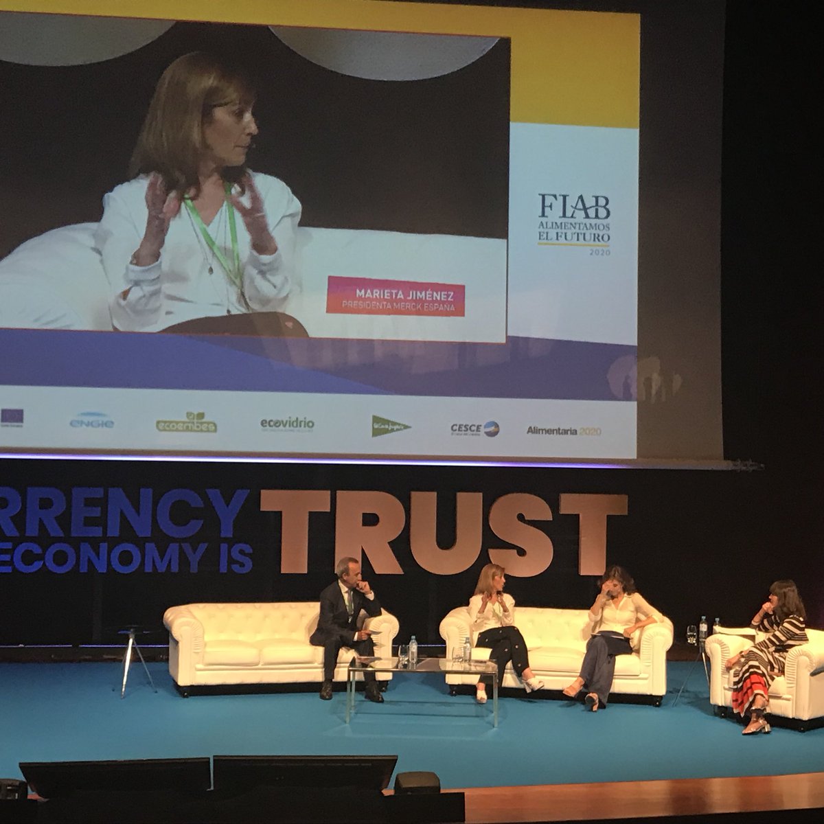 Intercambio de impresiones de la mano de <a href="/pillopez/">Pilar López</a> (Presidenta <a href="/MicrosoftES/">Microsoft España</a> ), José López (Ex Vicepresidente <a href="/Nestle/">Nestlé</a>) y <a href="/Marietajurgal/">Marieta Jiménez Urgal</a> (Presidenta <a href="/merck_es/">Merck España</a>). Altísimo nivel! <a href="/mrtfernandez/">Marta Fernández</a> <a href="/esFIAB/">FIAB</a> #MFoodDrink18