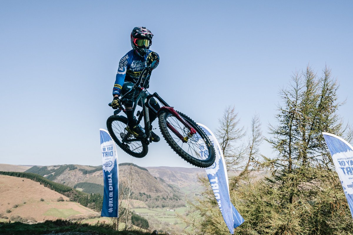 Chain__Reaction's tweet photo. It's Clean Air Day today, show us the best places you've taken your bike, breathing in the goodness! #CleanAirDay #RideRepeat #DayofDirt #Wales #travel https://t.co/7iC6hYeyil
