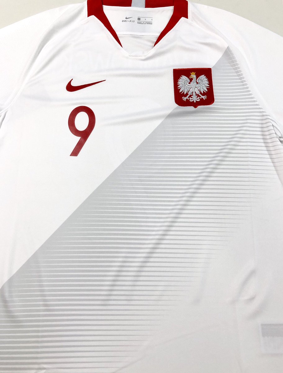 Twitter पर ともさん サッカーユニフォームの世界 ポーランド代表18ホーム シンプル シンプル シンプル かっこいいです 協会ロゴに文字がないのがいいですね Worldcup Poland Lewandowski ポーランド レヴァンドフスキー Nike ナイキ