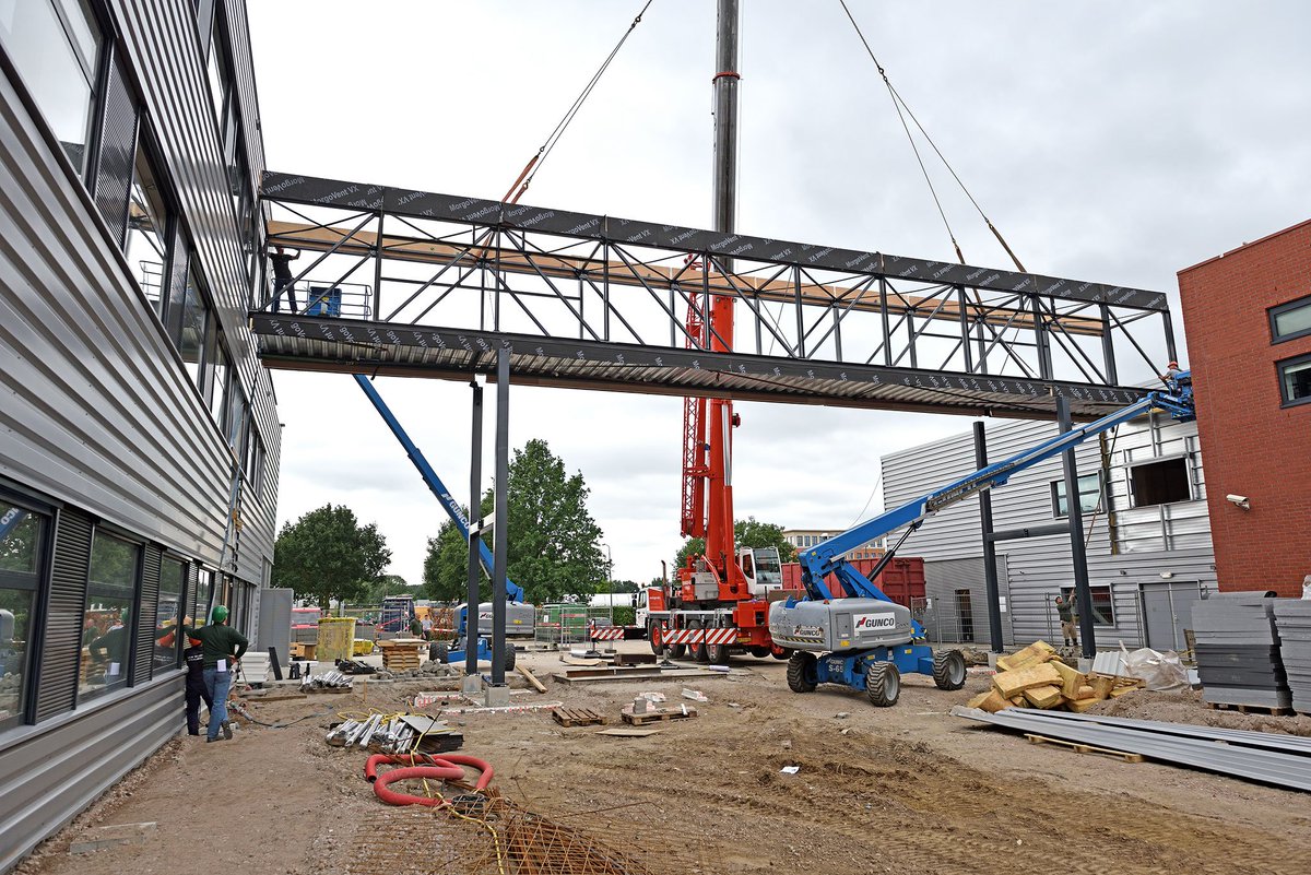 De #verbindingsbrug naar de #nieuwbouw van <a href="/Mercachem/">Jan Schultz</a> 2 is gelegd.