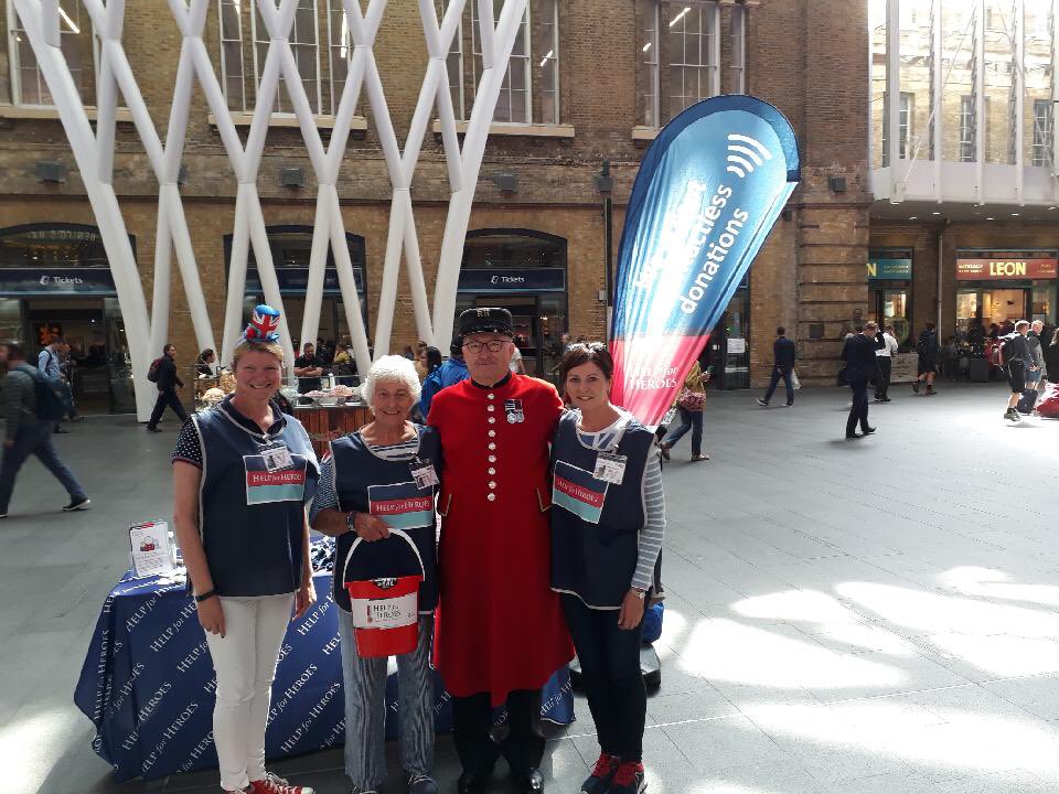 @HelpforHeroes #TfL #theforceforgood a very welcome surprise visit from #chelseapensioners to support our TFL collection at Kings Cross Station.