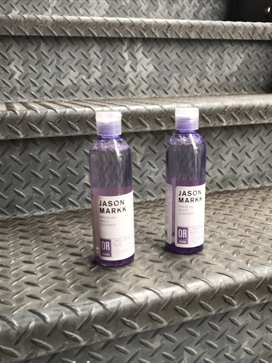 oshmans_SJK_5FS's tweet photo. 『restock‼️』

JASON MARKK 
8OZ. PREMIUM SHOE CLEANER

スニーカーはもちもんのこと、
サンダルのフットベッドの汚れにも使えるまさにマルチプレーヤー✨

#JASONMARKK #PREMIUMSHOECLEANER #CLEANER #Shoecare #sneaker #sneakerhead #oshmans新宿 #shinjukushoesblog #shinjuku https://t.co/RFMJteHgsY