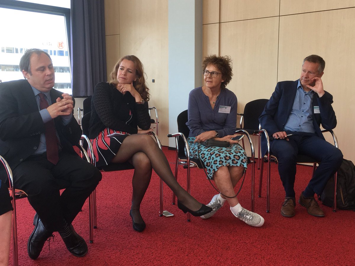 Annekegiezen's tweet photo. Gesprek met Arne Kalleberg op het #KWIcongres #KWI2018 over precair werk en noodzaak solidariteit met @CokVrooman @PaulTdeBeer @Jolandakroon @Emjeem https://t.co/rNrfN50O4d