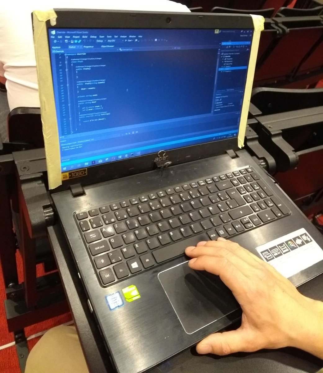 AP_EAICT's tweet photo. Sommige laptops halen het laatste examen maar nipt. Gelukkig zijn de studenten handig genoeg om dit (tijdelijk) te omzeilen. #laatsteexamen #oop #handyman #eaict https://t.co/ZxAfcAH5B3