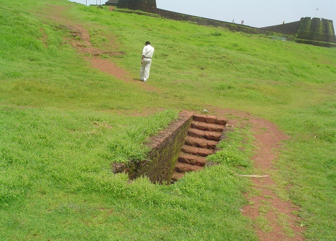 incredibleindia's tweet photo. Step on the stairways for a wonderful panoramic view of the Arabian Sea. #BekalFort #Kerala #IncredibleIndia 

@KeralaTourism @alphonstourism @tourismgoi https://t.co/cF5yol3GCy