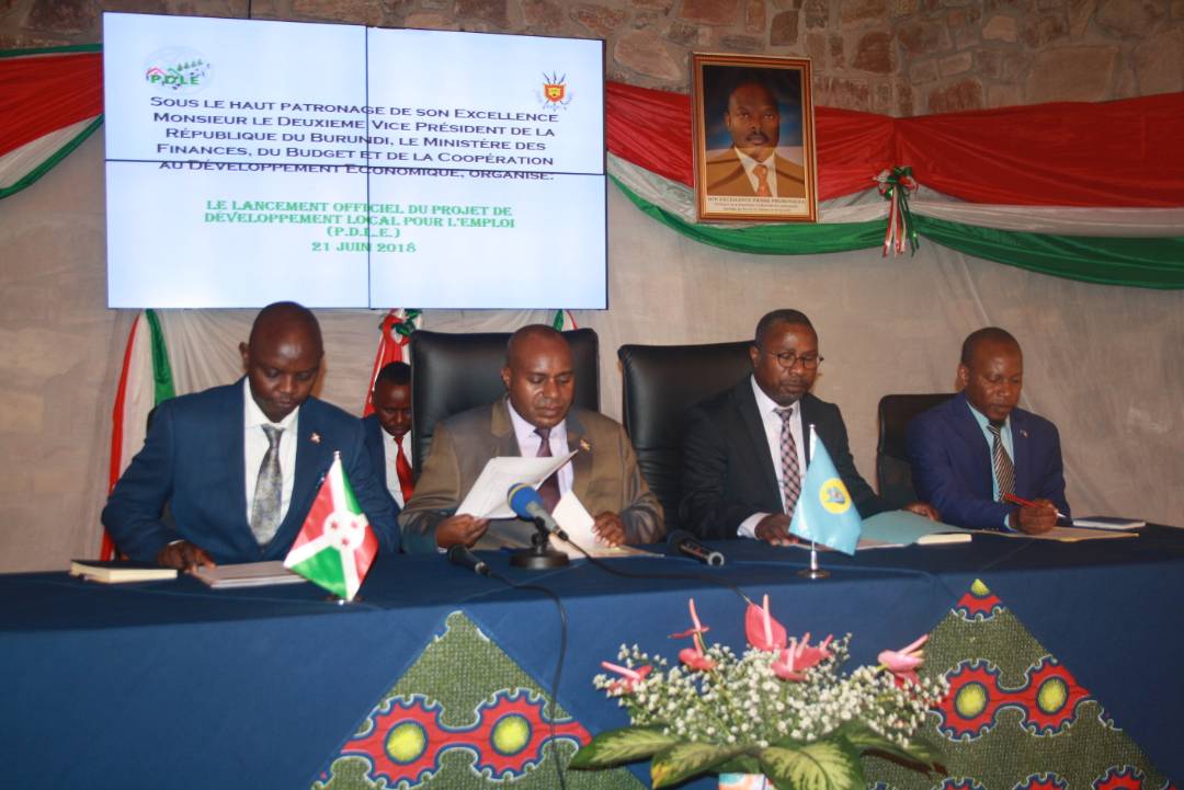 BurundiNet1's tweet photo. #BurundiDev Sous le Haut Patronage de SE le 2è V-Président @ButoreJ , le Ministère des Finances, du Budget et de la Coopération au Développement économique du #Burundi, en collaboration avec Banque Mondiale, procède ce 21/6/2018, au lancement du Projet de Dvpt local pour l'emploi https://t.co/yA1U82jTLE