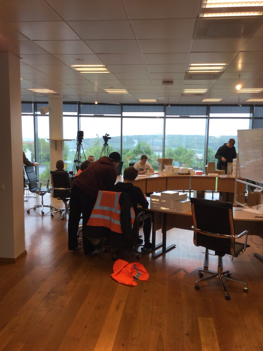 Starfsmenn Vinnuskóla Kópavogs eru í óða önn að setja upp spjaldtölvur sem afhentar verða í fimmta bekk í haust #kopipad #menntaspjall