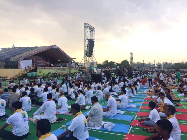 GWR's tweet photo. Final numbers pending - we can confirm the previous largest yoga lesson record of 55506 has been broken in India by tens of thousands of participants
Congratulations to the Gov. of Rajasthan, Patanjali &amp; District Administration of Kota #InternationalYogaDay2018 #YogaDay2018 🧘🏽 https://t.co/cr1yhq8HdR