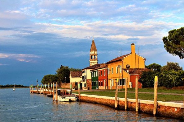 TurismoVeneto's tweet photo. Godetevi una gita rilassante immersi nel paesaggio colorato dell’isola di #Mazzorbo, nella laguna nord di #Venezia https://t.co/5j9Npnwodx #VisitVeneto (foto IG lenalindell20) https://t.co/r4zs5uewG7