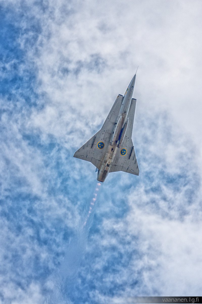 vaananent's tweet photo. #Saab J35 #Draken, laite mikä muuttaa polttoaineen energiasisällön meteliksi. Melkein koko näytöslento jälkipoltin päällä. 🤩👍
#finaf100 #ilmavoimat100 #saabdraken @FinnishAirForce https://t.co/s7qEjbDbU5