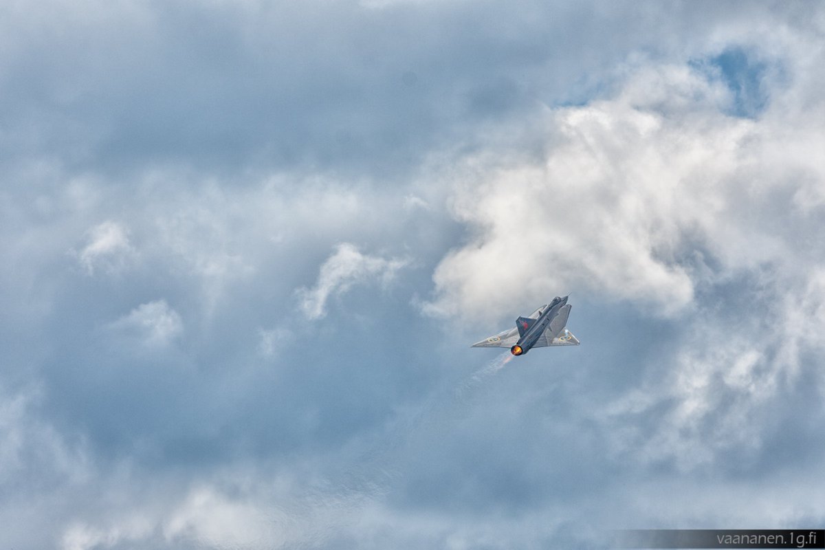 vaananent's tweet photo. #Saab J35 #Draken, laite mikä muuttaa polttoaineen energiasisällön meteliksi. Melkein koko näytöslento jälkipoltin päällä. 🤩👍
#finaf100 #ilmavoimat100 #saabdraken @FinnishAirForce https://t.co/s7qEjbDbU5