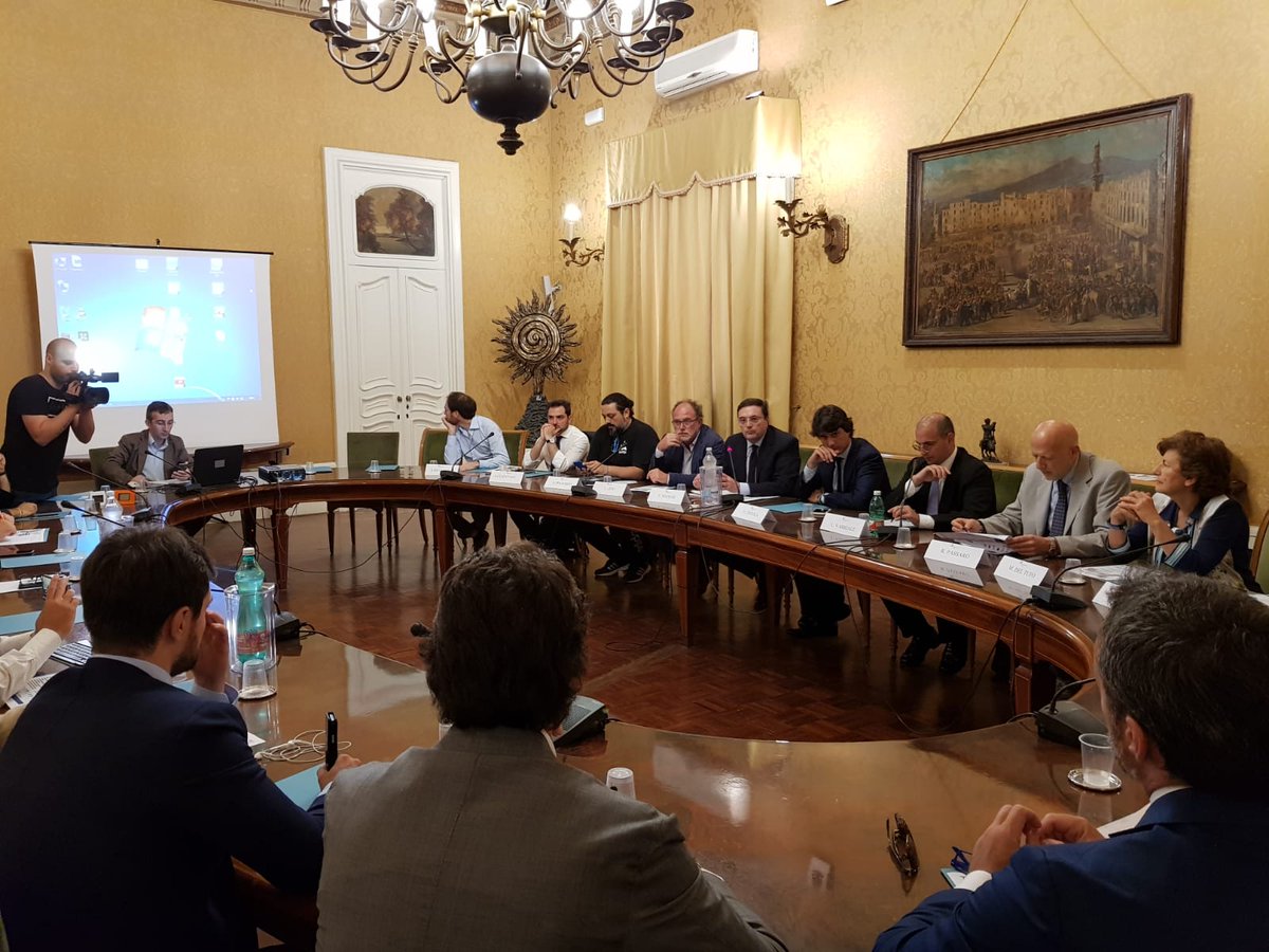 NAStartUp's tweet photo. Qui acceleriamo a @Unindustria_NA con Antonio Prigiobbo aka @killermedia capitano della squadra delle #startup che da #Napoli 💙 fanno volare il #sud 🌋 e l'#Italia 🇮🇹 tutta con l'acceleratore delle #startups di @NAStartUp 
https://t.co/Ue10JZ8hTN https://t.co/voe74r8ZMe