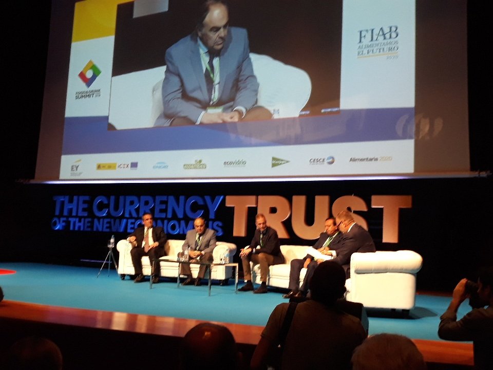 IpexPrado's tweet photo. Hoy en el #MFoodDrink18 @esFIAB con el equipo agro del @Ipex_clm escuchando una interesante mesa redonda "De la producción local a los mercados globales". https://t.co/HlHmjVOz0Z