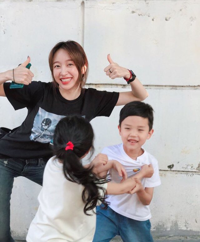 ahnhoneyyyy's tweet photo. การที่หลานตีกันก็ไม่สามารถหยุดการถ่ายรูปของฮานิได้ .... เดี๋ยวก่อน ฮานิ ดูหลานก๊อนนนนนนนน 5555555555555555555555555555555555555555555555555555555555555555555555 https://t.co/sVVTqDJ5XE