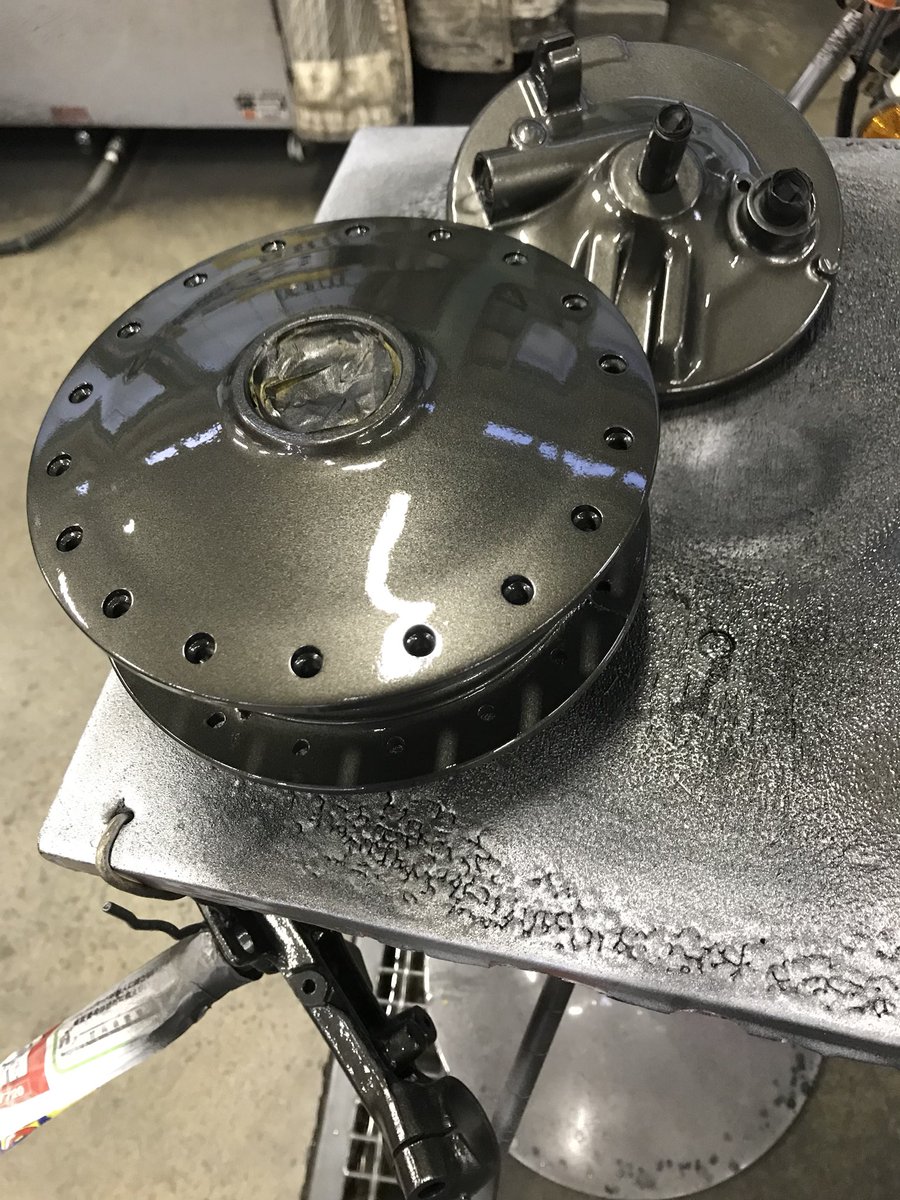 Twitter 上的 けんと フロントの部品もガンメタに塗装完了 下づけ2日 塗装2分 って感じでした 明日はスポーク張ってタイヤはめたいなー 1ミリでもいいなと思ったらrt スーパーカブ バイク好きな人と繋がりたい T Co 2dw7clkig7 Twitter