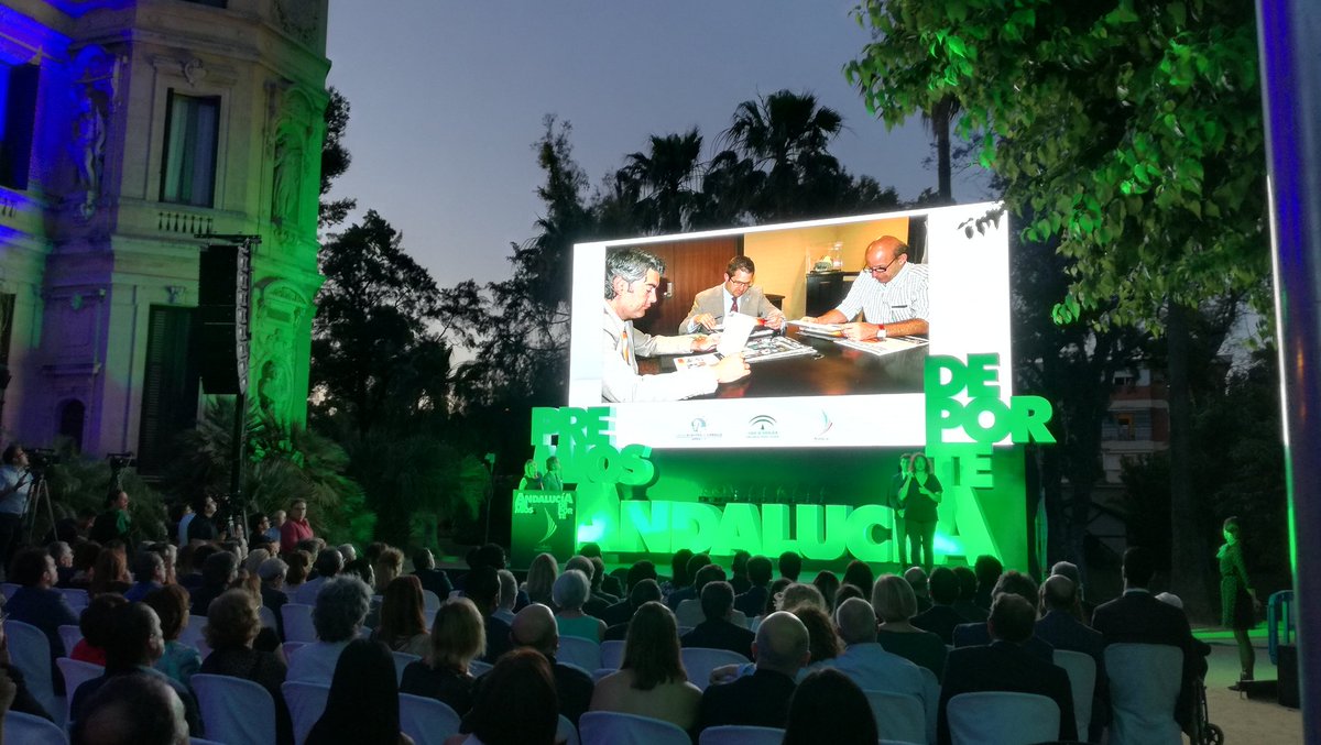 ComunicacionyDi's tweet photo. Previo a la gala de entrega de #PremiosAndalucíadelDeporte2017 se celebró el espectáculo #Cómobailanloscaballosandaluces", en la #RealEscueladeArteEcuestre de #JerezdelaFrontera, gestionado por Comunicación &amp; Diseño #premios #deporte #jerez (2/2) @TurismoDeporAND https://t.co/40NXjcVTJP