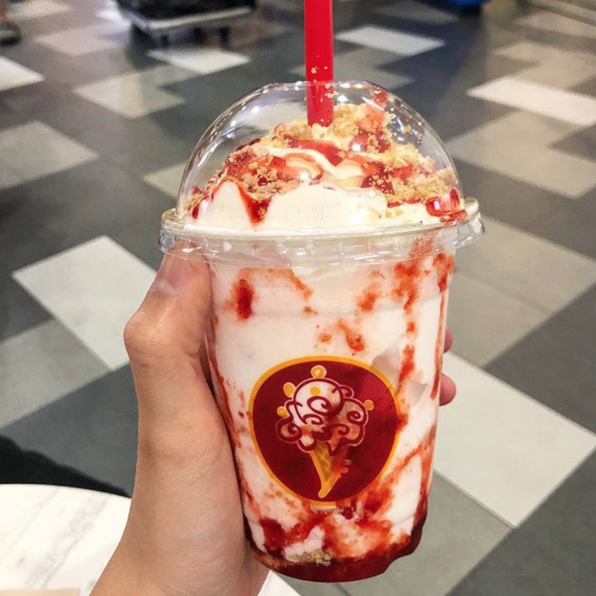 ColdStoneGCC's tweet photo. ما هو الشيء الأفضل من تشيز كيك الفراوله؟ شيك بنكهة تشيز كيك الفراوله! #كولد_ستون https://t.co/OdzXJLbMru