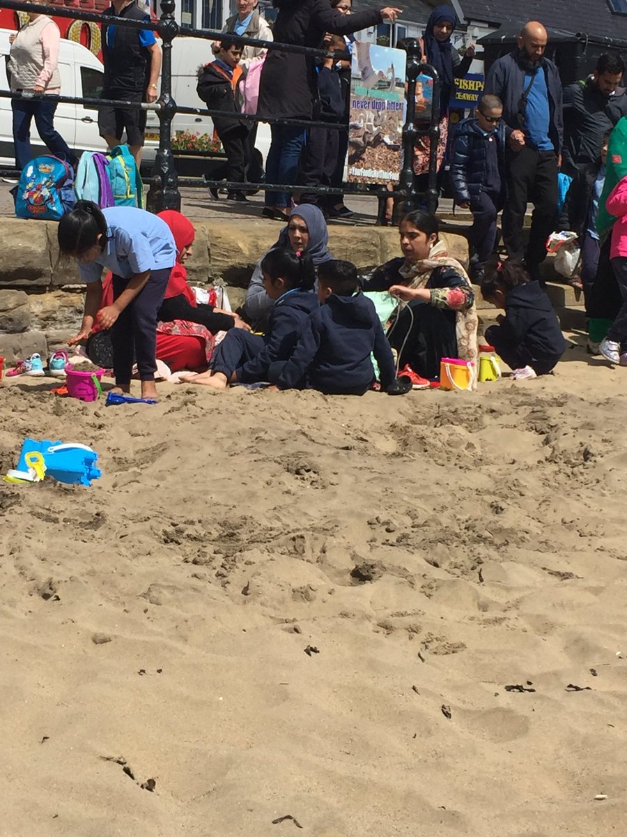 Mr_Hooton's tweet photo. EYFS and KS1 are enjoying a picnic on Scarborough beach.... when the seagulls are not trying to steal their food! @anneproctor31 @mshdht @STPHILIPSCE @WeAreBDAT #Scarborough #attackoftheseagulls https://t.co/0wXywPDy5f