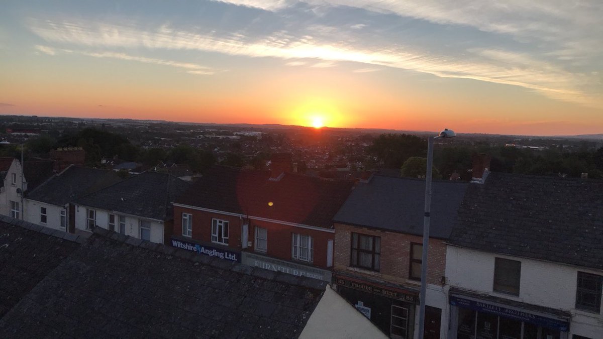 steveclements25's tweet image. It may not be #Stonehenge or #Avebury, but it’s the sun rise on the #Summer #Solstice. Picture overlooking #Swindon from the kitchen window of #BBC #Wiltshire towers.