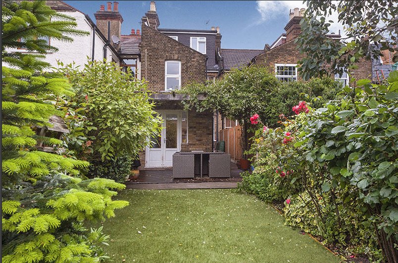 grassmattersuk's tweet image. With clever #landscaping &amp;amp; #planting, it's easy to make our artificial grass look incredibly #realistic, even in a relatively small space - please contact us if you would like some samples or a free quote #artificialgrass #landscaping #plants #chic #urban #garden #gardendesign