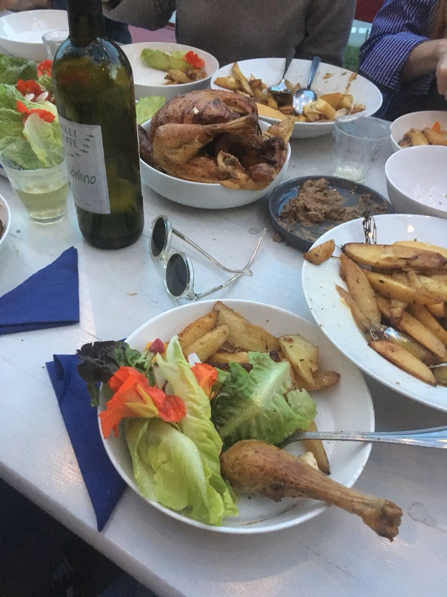 Bij Spring House stond gisteren doehetzelfkip, patat en appelmoes op tafel. Deelnemer Sem Roefs: 'Normaal gesproken moeten vegetariërs uitleggen waarom ze geen vlees eten. Maar voor deze ene keer heb ik mij als vleeseter moeten verantwoorden waarom ik vlees eet.'