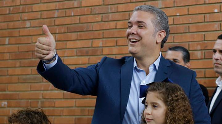 COLOMBIA Duque dijo: No me tomaré la molestia de invitar a Maduro a mi toma de posesión, porque no va a venir". Lo cierto es que no será invitado por ser persona no grata. Cuando huya o lo tumben junto con sus secuaces, Venezuela renacerá de sus cenizas, como el ave fénix.